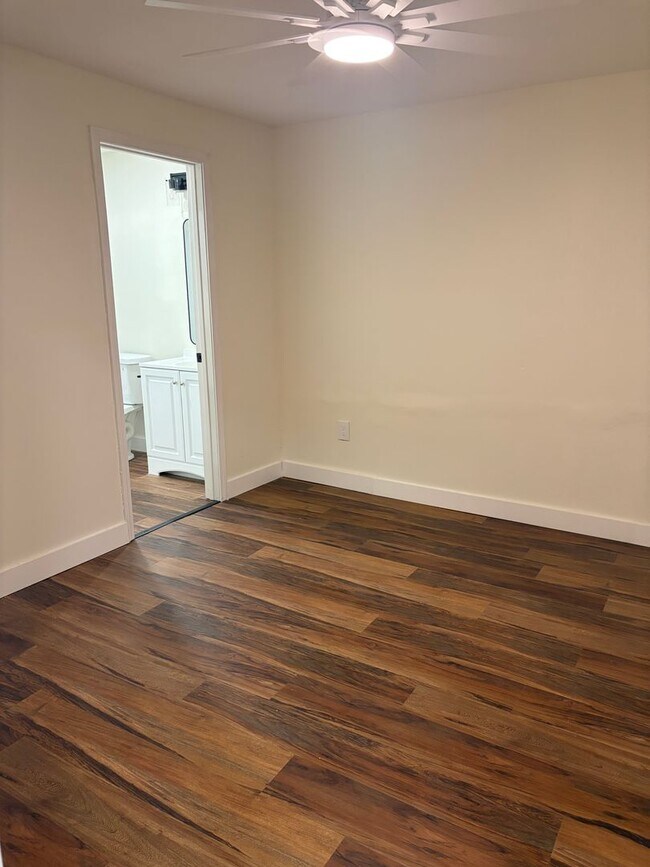 Building Photo - Stepless Townhome