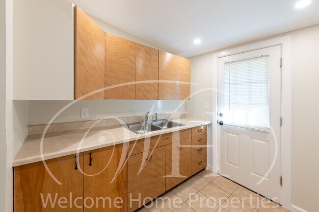 Building Photo - 1 bedroom with Peaceful Back Yard on Quiet...