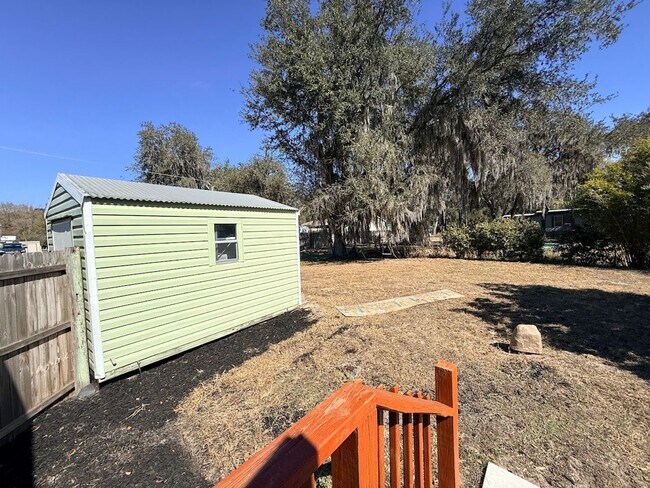 Building Photo - Super Cute 2/2 on almost half acre!