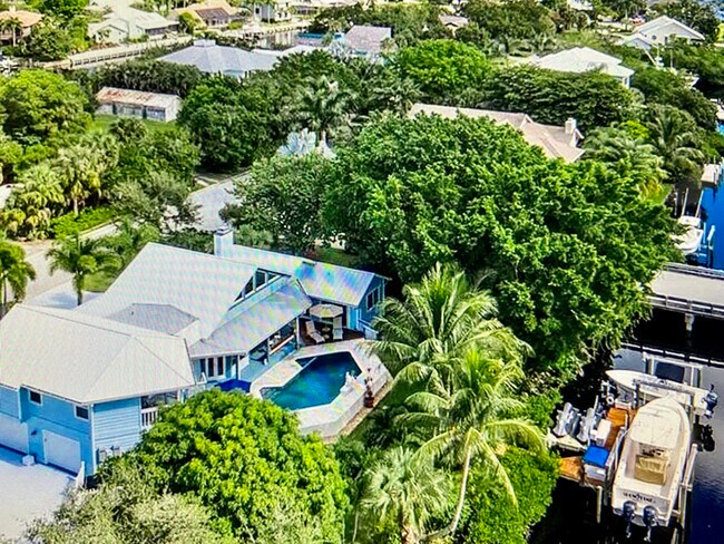 Building Photo - 4150 SE Whiticar Way