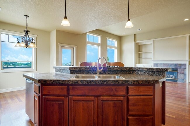 Building Photo - Spacious 4 bed, 3 bath home with sprawling views in West Salem