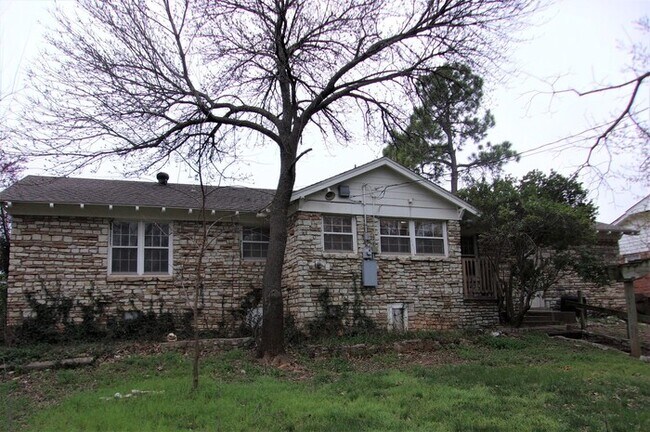 Building Photo - 3 Bed 1 Bath 2 Car in NW Oklahoma City Rob...
