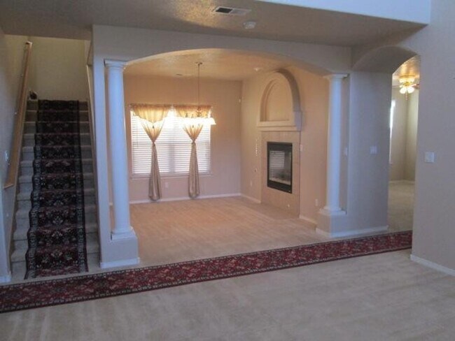 Building Photo - 4 Bedroom 2.5 Bath Home Far North West Alb...