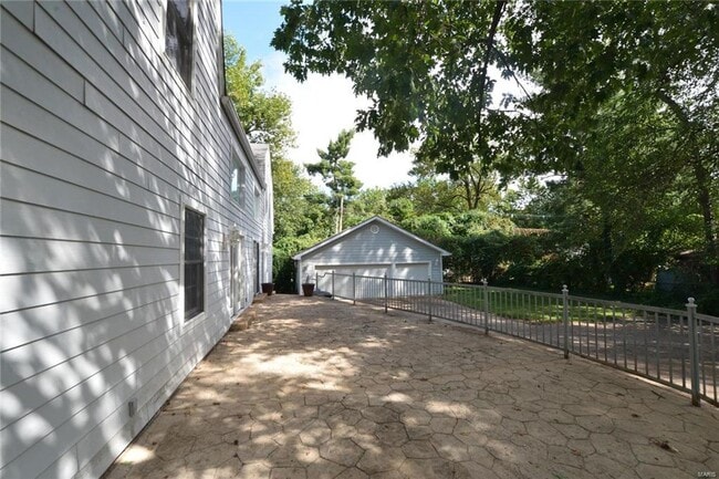 Building Photo - 8940 Ladue Rd