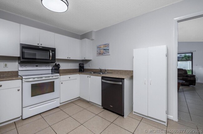 Building Photo - 1810 SW Gemini Ln