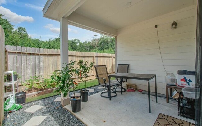 Building Photo - 25416 Grotto Falls Ln