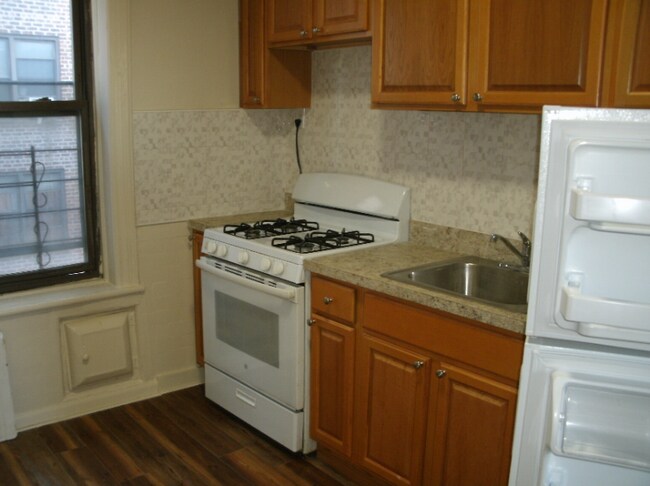 Building Photo - 400 E 45th St