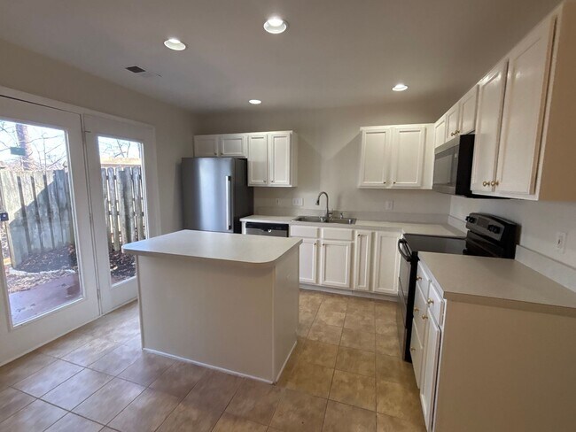 Building Photo - Charming 2 Bedroom Townhome in Chelsea Commons