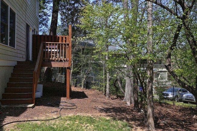 Building Photo - End Unit Townhome in the Heart of Chapel Hill