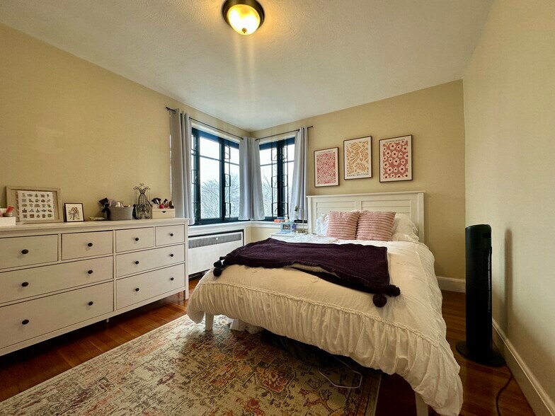 Building Photo - 65 Strathmore Rd