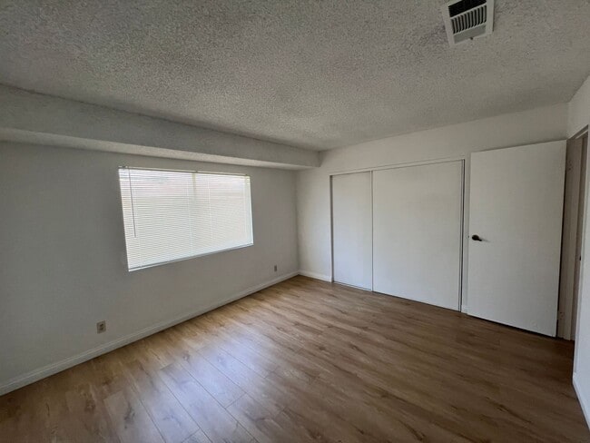 Building Photo - COMING SOON !! 2 Story Townhome