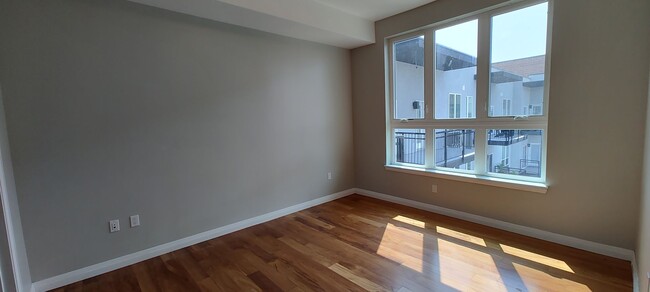 Building Photo - Beautiful Downtown Apartment!