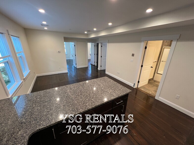 Building Photo - 194 Hillside St