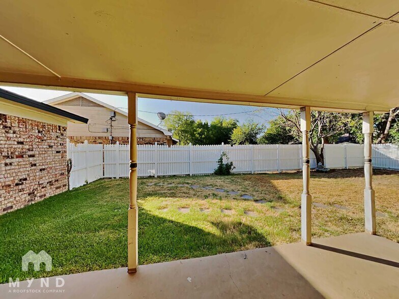 Building Photo - 461 NW Charlyne Dr