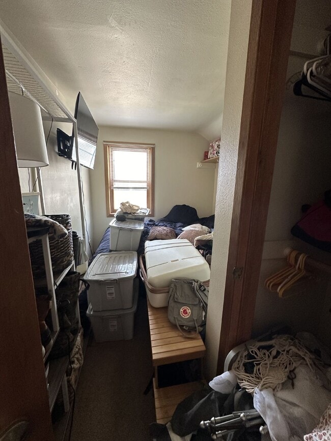 Building Photo - 3 Bed 1 Bath close to UWEC!