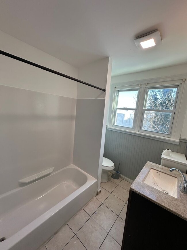 Building Photo - Beautiful renovated 4 bed, 2 full bath