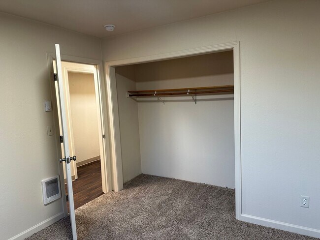 Building Photo - Updated 2 bedroom, 1 bath house in Springfield!
