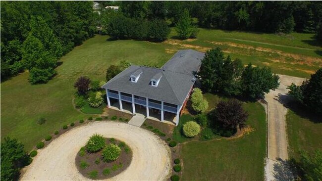 Building Photo - 198 Schools Dr