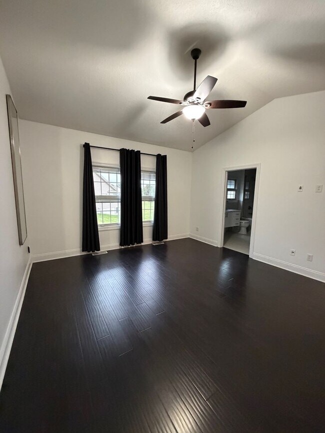 Building Photo - 4 BED 3 1/2 BATH HOUSE