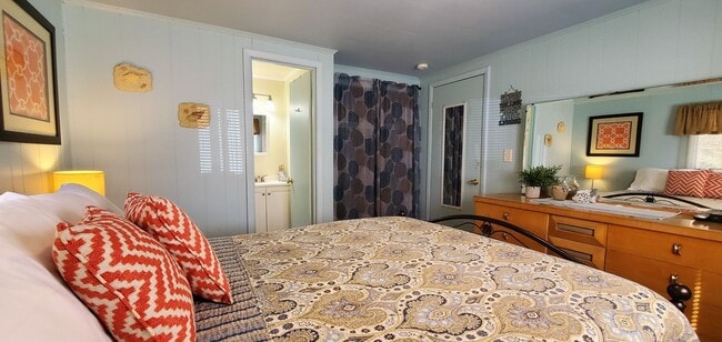 Building Photo - Charming 3-Bedroom, 1.5-Bathroom Fully Fur...