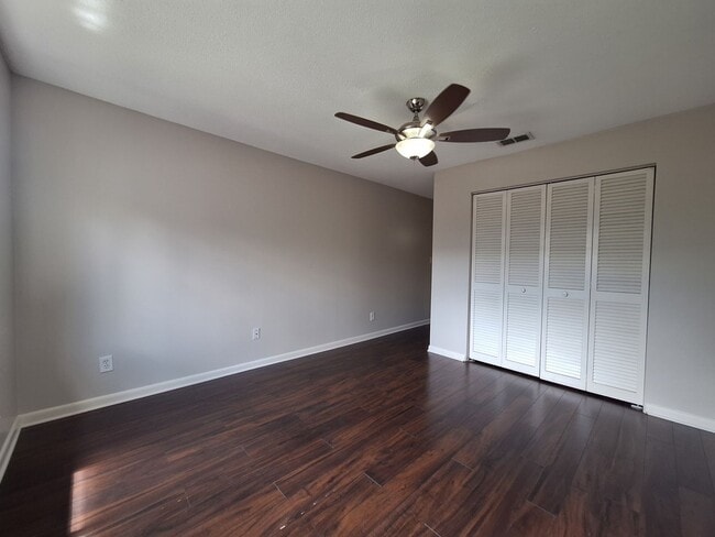 Building Photo - Charming 2-Bedroom Condo in Scenic Winter ...