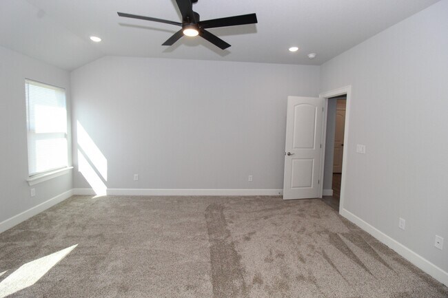 Building Photo - 1045 Autumn Royal Ave