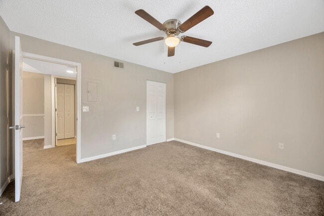 Building Photo - Lake Parsons Green