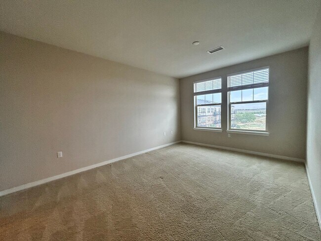 Building Photo - Top floor 2bd 2 bath condo conveniently located in Broomfield!