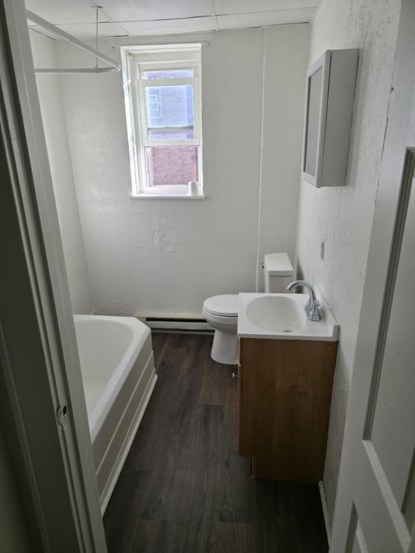 Building Photo - 102 E Market St