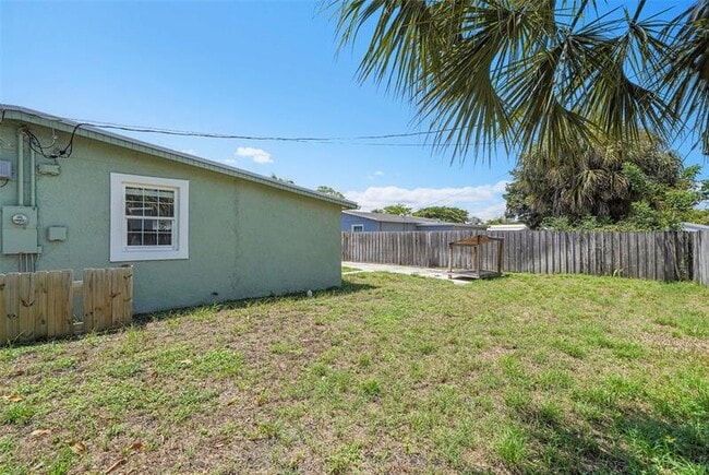 Building Photo - 257 NE 45th Ct