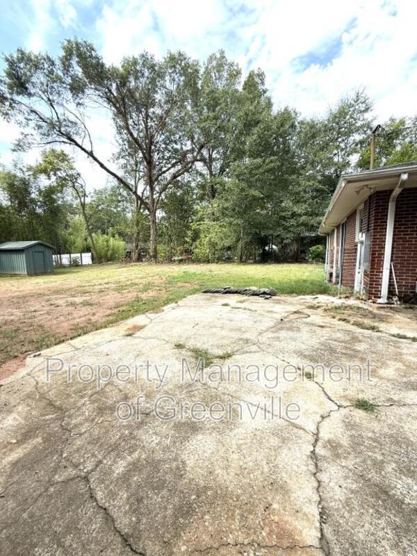 Building Photo - 205 W Lee Rd