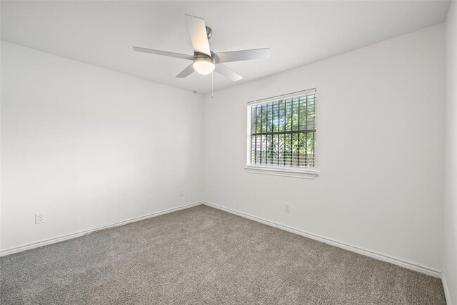 Building Photo - 9903 Roxanna Dr