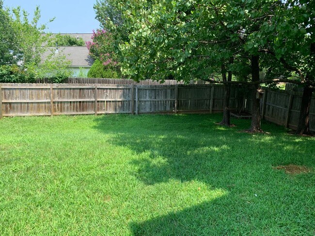 Building Photo - 3 BEDROOM SINGLE FAMILY HOME-2 1/2 bath~2 car garage~ fenced back yard~Gas fireplace