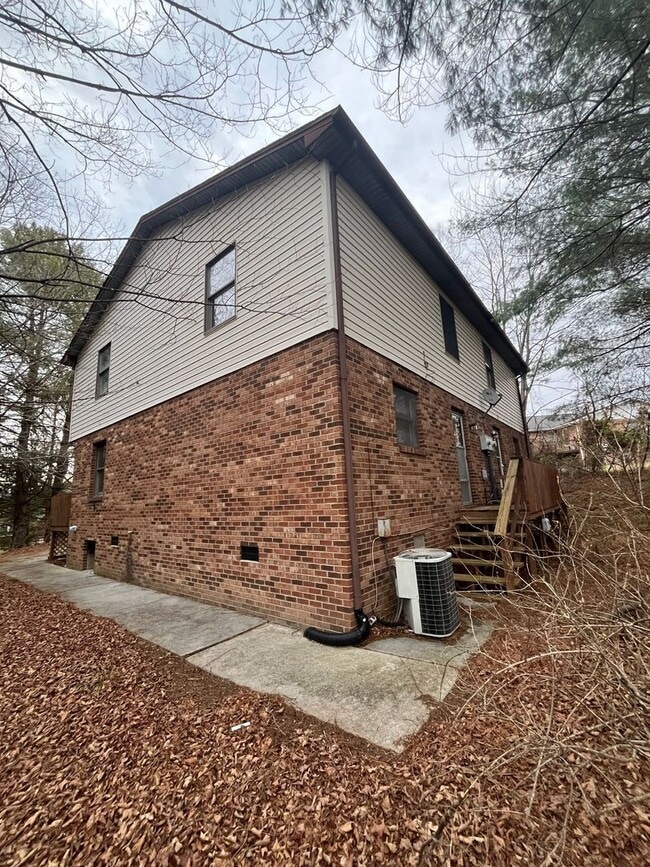 Building Photo - Renovated Home Near Virginia Tech