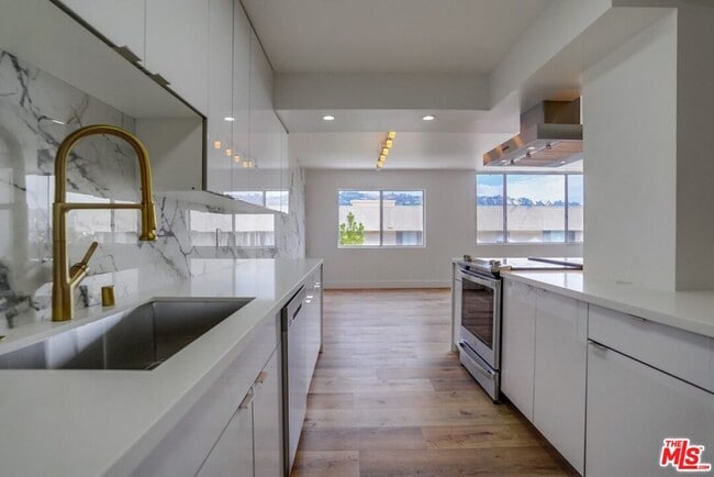 Building Photo - 435 N Oakhurst Dr