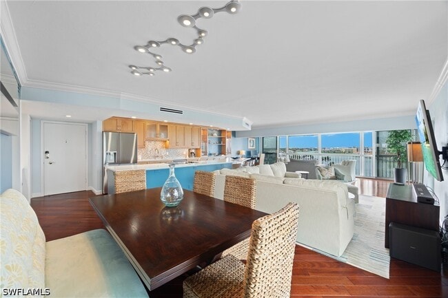 Building Photo - 250 Park Shore Dr