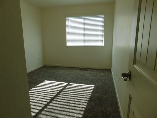 Building Photo - Newer Construction close to Community Hospital