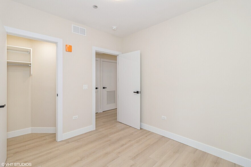 Building Photo - 3045 W Irving Park Rd