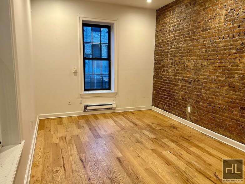 Building Photo - 4BR 3BA Historic Limestone Duplex In Crown...