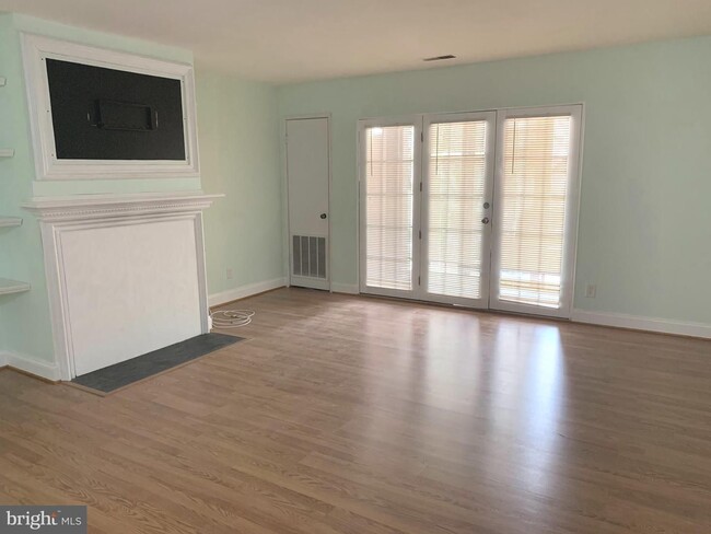 Building Photo - Beautiful upgraded ground level 1 bedroom ...