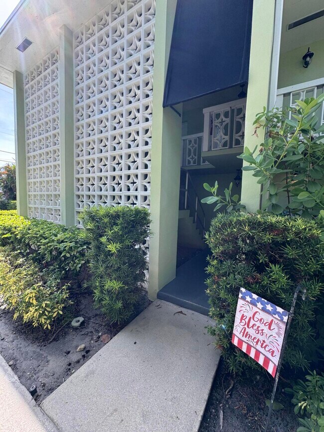 Building Photo - 102 N Lakeside Dr