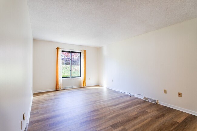 Building Photo - Convenient To Downtown Brevard