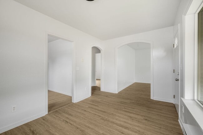 Building Photo - 2bd/1ba Seattle Home