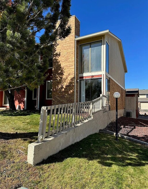 Building Photo - 440 W Rockrimmon Blvd