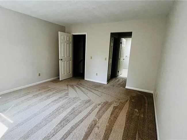 Building Photo - 441 Ayrault Rd