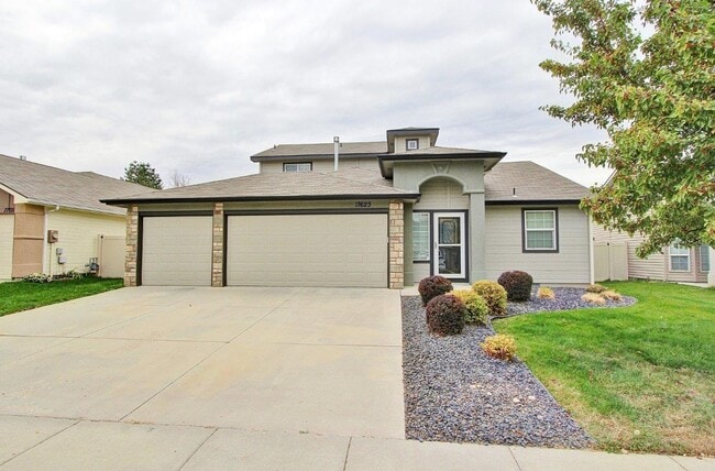 Primary Photo - Spacious Craftsman Style Home