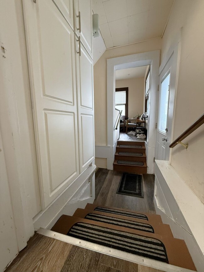 Building Photo - 2 Lathrop St