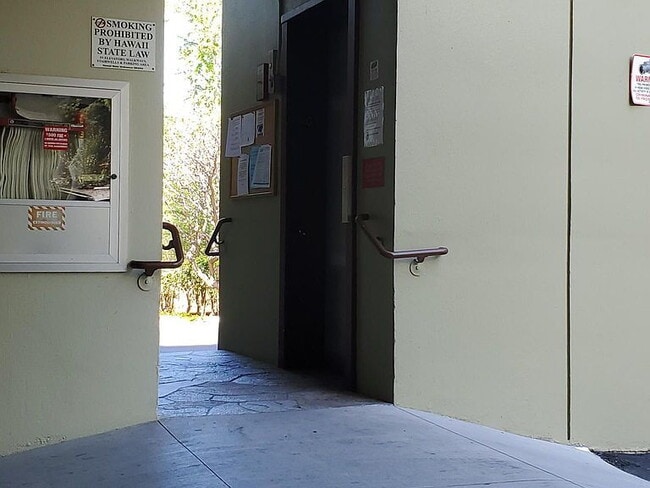 Building Photo - "Experience Island Living: Spacious 2-Bed, 2-Bath Retreat on Alii Drive!"