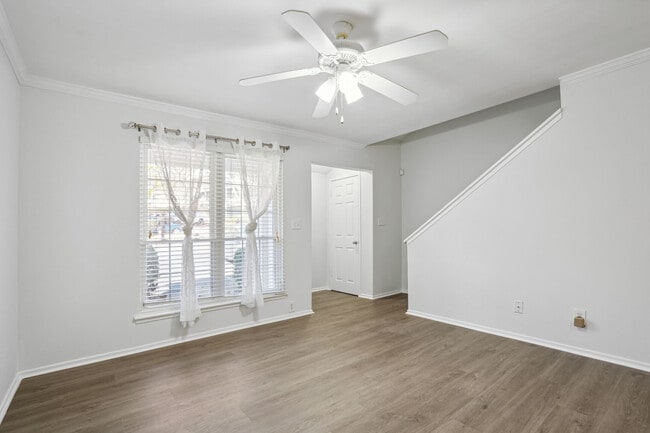 Living Area overseeing entrance foyer - 6800 Glenridge Dr
