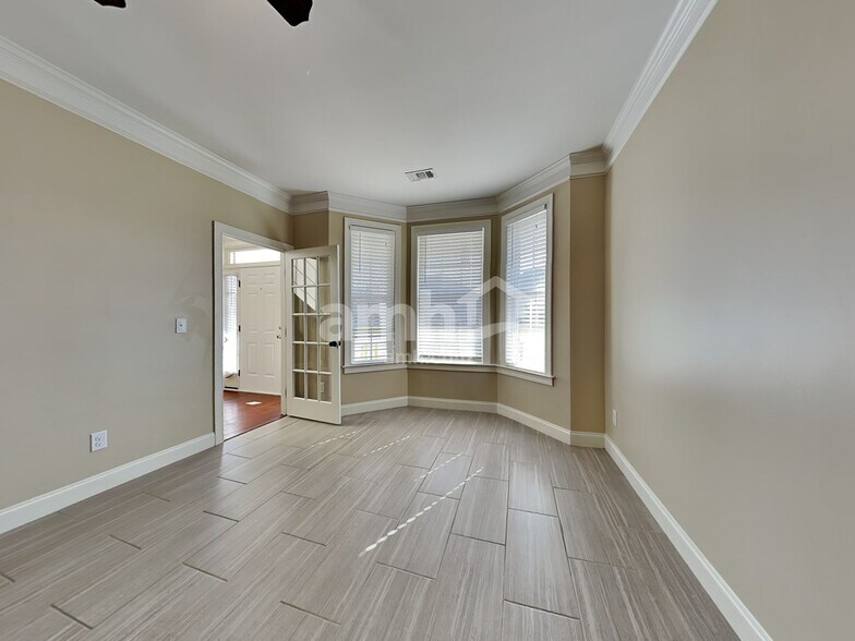 Building Photo - 112 Broken Bit Cir